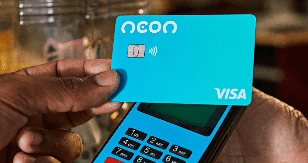 Cartão Neon encostando em maquininha