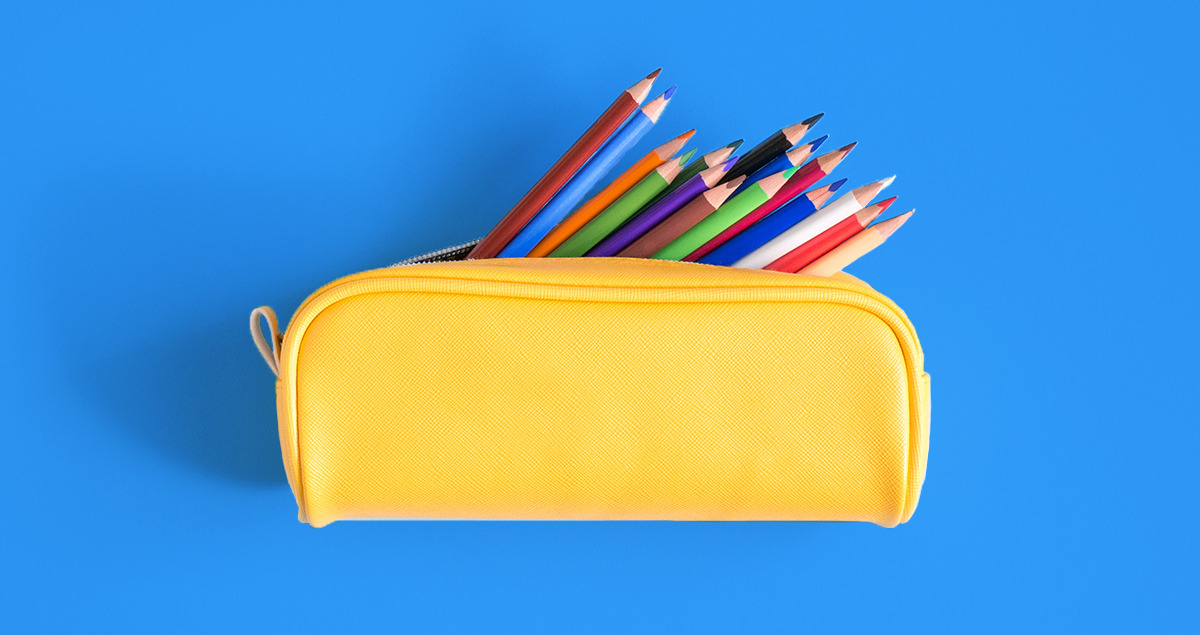 Estojo amarelo com lápis de cor saindo dele sobre fundo azul