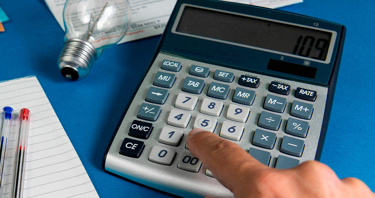 Pessoa digitando em calculadora