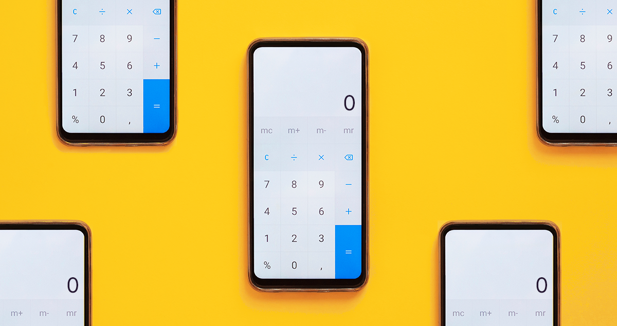 Celulares com calculadoras na tela sobre fundo amarelo