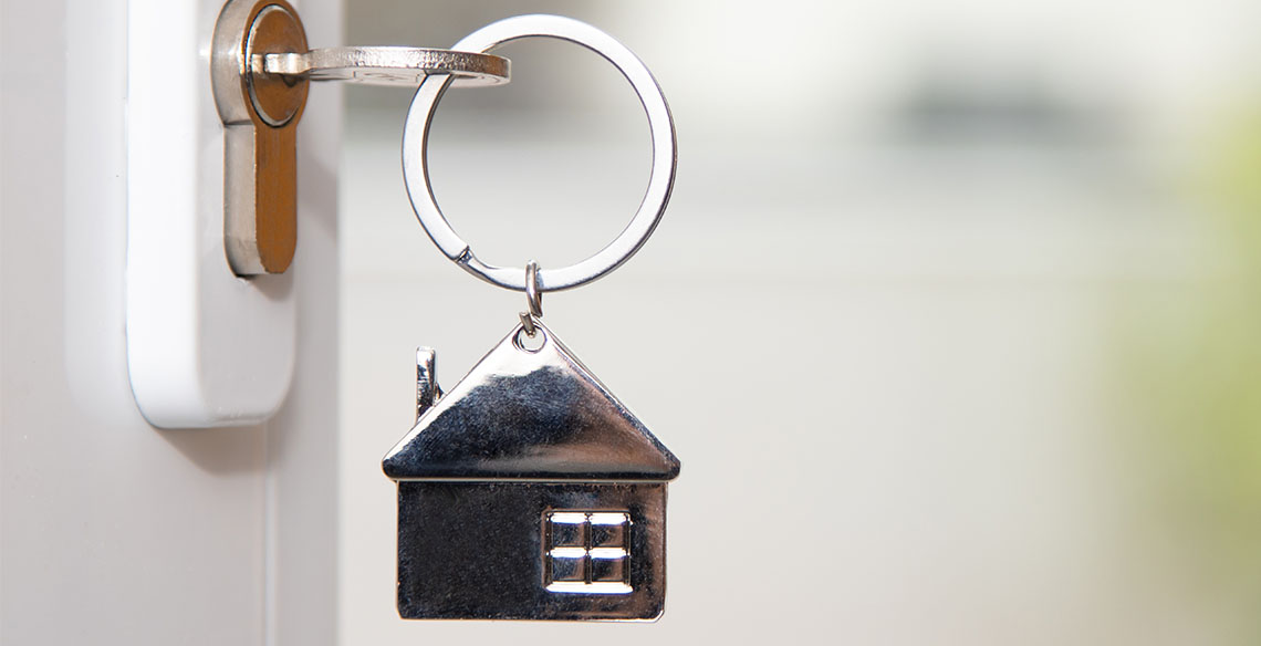 Chaveiro de casa pendurado em porta