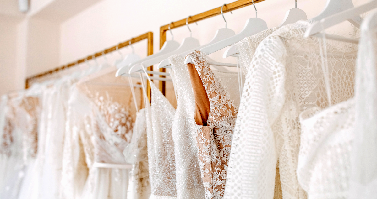 Vestidos de noiva pendurados em arara em loja
