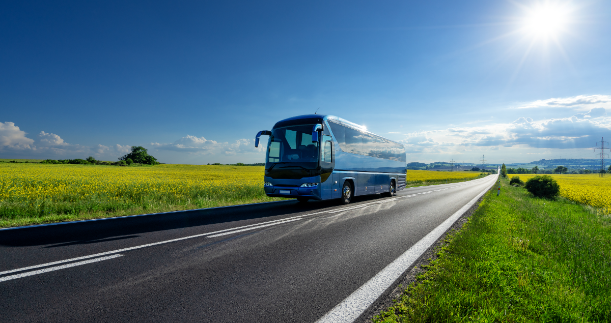 Ônibus azul em estrada