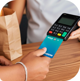 Pessoa encostando cartão Neon na maquininha para fazer pagamento