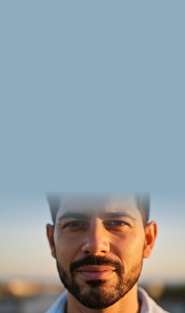 Homem com luz iluminando o rosto